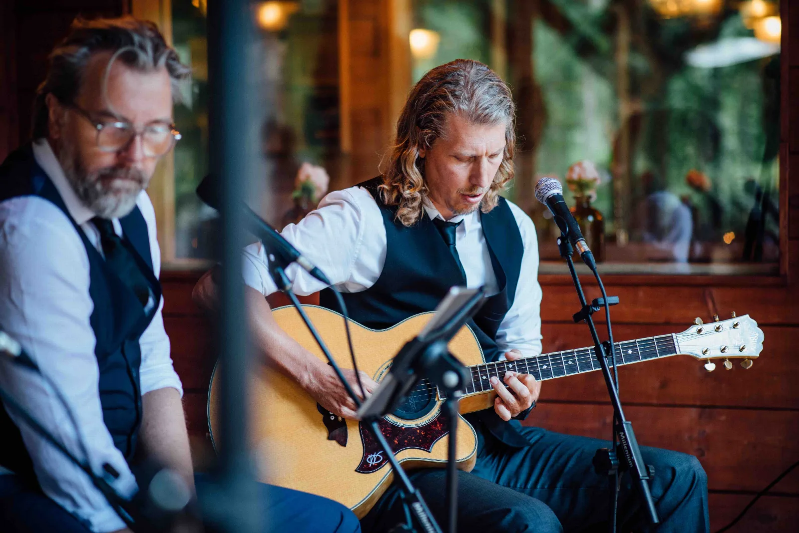 Akoestische band uit Eindhoven met Top2000 covers live op een feest