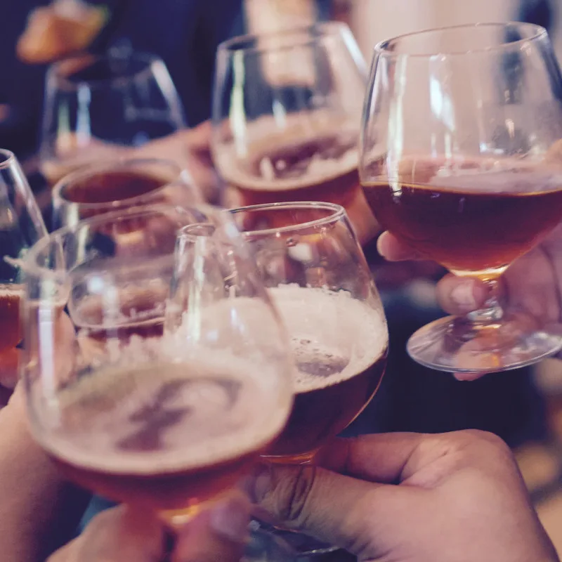 Akoestische band Het CassetteBandje proost met het publiek
