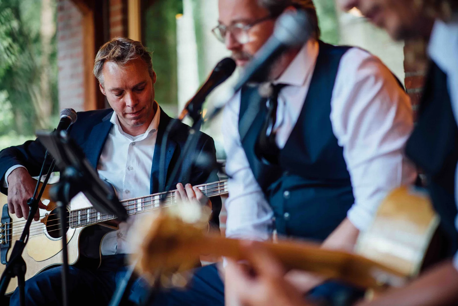 Akoestische band met Top2000 covers op gitaar, bas en cajon